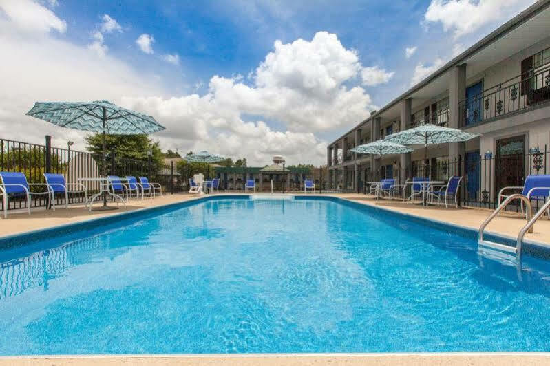 Travelodge By Wyndham Natchitoches Exterior photo